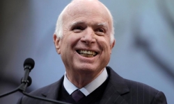 Thượng nghị sĩ John McCain, tiếng nói đi đầu trong bình thường hóa quan hệ Việt - Mỹ, qua đời vì ung thư não