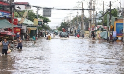 Cận cảnh: Người dân TP.HCM chống chọi với ngập sau bão số 9