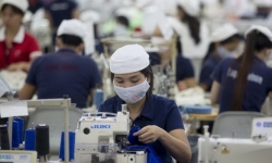 Bloomberg: Lực lượng lao động nữ thu hút nhà đầu tư nước ngoài đến Việt Nam