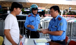 Tài xế Grab ngỡ ngàng bị TTGT phạt tiền triệu ở sân bay Tân Sơn Nhất