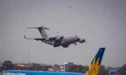 [Ảnh] 'Ngựa thồ' C-17 của Không quân Mỹ hạ cánh tại Nội Bài