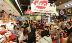 Hàng nghìn bà nội trợ Hà Thành chen chân tới mua 'thịt mát'