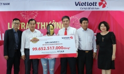 Gia đình 16 người cùng nhau đến Vietlott lĩnh giải Jackpot gần 100 tỷ đồng