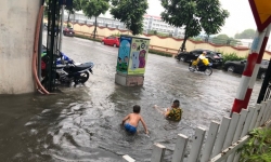 Dân Hà Nội lại 'bơi' trong cơn mưa lớn