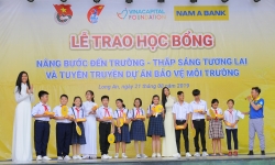 Nam A Bank trao học bổng và tuyên truyền bảo vệ môi trường cho học sinh Tỉnh Long An