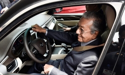 Video: Thủ tướng Malaysia trực tiếp lái xe VinFast ở Hà Nội