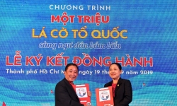 Nam A Bank trao cờ tổ quốc chung tay bảo vệ biển đảo Việt Nam