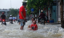 Triều cường dâng cao, người dân Sài Gòn 'bì bõm' trong biển nước