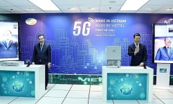 Hai Bộ trưởng gọi thử 5G trên thiết bị 'made in Vietnam'