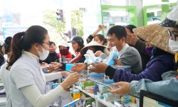 Bỏ tiền túi, chủ siêu thị thuốc gom khẩu trang phát miễn phí cho người dân Hà Tĩnh