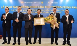 Thủ tướng tặng bằng khen cho tổ bay Vietnam Airlines đến Vũ Hán đón công dân về nước