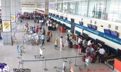Nữ hành khách cắn nhân viên hàng không ở sân bay Tân Sơn Nhất