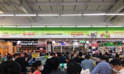 Lo lắng thái  quá, nhiều người Hà Nội đi siêu thị tích trữ thực phẩm sau khi có ca nhiễm COVID-19
