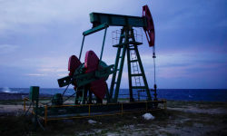 Giá dầu giảm mạnh 30% trước những bất đồng của nhóm OPEC+