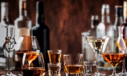 Tại sao rượu whisky có thể giết chết virus corona nhưng người uống whisky vẫn mắc Covid-19?