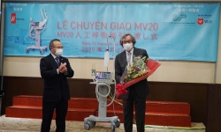 Công ty Metran bàn giao hai máy thở đầu tiên cho Việt Nam chống dịch COVID-19