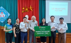Tạp chí Nhà đầu tư trao 240 suất học bổng và máy tính mới cho học sinh nghèo vượt khó ở Hà Tĩnh