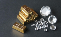 Vì sao giữa khủng hoảng như COVID-19, nhà đầu tư lại 'ôm' vàng mà không phải kim cương?