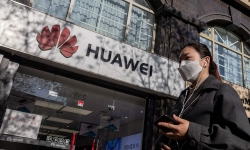 Trong một đêm, Mỹ công bố 2 lệnh cấm chặn đường Huawei