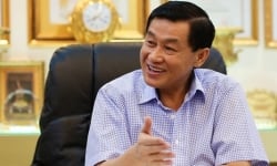 Vua hàng hiệu Johnathan Hạnh Nguyễn kiếm siêu lợi nhuận từ bán phở tại sân bay