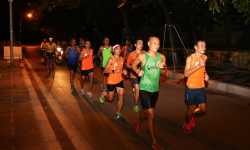 Chạy theo cung đường VPBank Hanoi Marathon ASEAN, thấy một Hà Nội lãng mạn đêm Thu