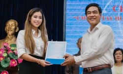 Con gái doanh nhân Johnathan Hạnh Nguyễn trao 3,3 tỷ cho miền Trung và gia đình 13 liệt sĩ Rào Trăng 3
