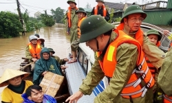 Phó Thủ tướng Trịnh Đình Dũng thị sát, trao quà cứu trợ cho người dân ở tâm lũ Hà Tĩnh