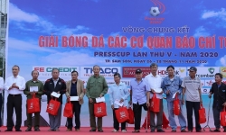 Khai mạc VCK Press Cup 2020: Trao quà cho 10 gia đình chính sách TP.Sầm Sơn và con gái Liệt sĩ Phạm Văn Hướng