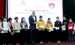 Trao học bổng cho 200 học sinh hoàn cảnh khó khăn tại Quảng Nam