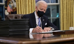 Tổng thống Joe Biden ký hàng loạt văn bản đảo ngược chính sách của ông Trump