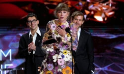 Thắng lớn ở Grammy, 'công chúa' Taylor Swift vươn lên tầm huyền thoại