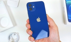 Apple bị phạt vì bán iPhone không kèm sạc