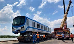 Cận cảnh 2 đoàn tàu của metro số 1 tại TP.HCM cập cảng Khánh Hội
