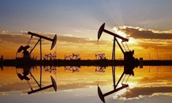 Thoả thuận OPEC+ gặp khó, giá dầu dao động trên 75 USD/thùng