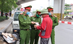 Hà Nội tiếp thu ý kiến người dân và doanh nghiệp, chính thức điều chỉnh việc kiểm tra giấy đi đường