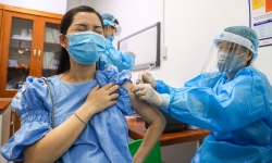 [Ảnh] Tiêm vaccine COVID-19 cho hơn 1.000 thai phụ ở Hà Nội
