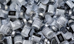 Tạm quên Pfizer và Moderna, các nước thay đổi chiến lược 'săn' vaccine