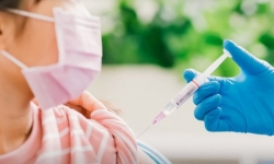 Tiêm vaccine Covid-19 cho trẻ: 'Lợi ích là rõ ràng, nhưng cẩn trọng vừa làm vừa đánh giá'