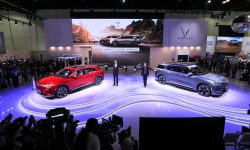 Hình ảnh 'bộ đôi' ô tô điện của VinFast ra mắt tại triển lãm ô tô Los Angeles