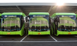 [Ảnh] Dàn xe buýt điện của Vinbus khai trương ở Hà Nội, giá vé từ 7.000 đồng