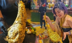 Cận cảnh món bò dát vàng 'sặc mùi tiền' ở Hà Nội, báo Tây ca ngợi, dân mạng tranh cãi