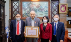 GS.TSKH Nguyễn Mại nhận Huy hiệu 60 năm tuổi Đảng