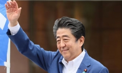 Cố Thủ tướng Nhật Bản Shinzo Abe: 'Hãy mua Abenomics của tôi!'