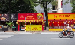 Cảnh trái ngược giữa tiệm bánh trung thu cổ truyền và hiện đại ở Hà Nội