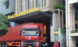 Gió giật mạnh, khách sạn ở Đà Nẵng thuê xe container 'chặn' siêu bão Noru
