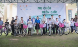 Tạp chí Nhà đầu tư tặng quà trẻ em làng kiều bào Campuchia tại Bình Phước