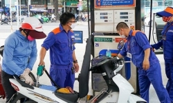 Nhập khẩu xăng dầu tăng vọt, người dân thoải mái nhiên liệu đi hết Tết