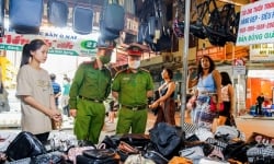 Thu giữ loạt hàng nhái Dior, Nike giá vài trăm nghìn đồng ở phố cổ Hà Nội