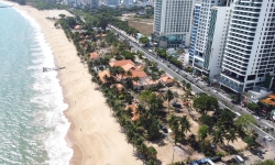 Resort 'chắn' biển Nha Trang được tháo dỡ, không gian bờ biển dần lộ diện