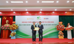 Doanh nhân Đỗ Quang Hiển nhận kỷ niệm chương vì sự nghiệp phát triển Đại học Quốc gia Hà Nội